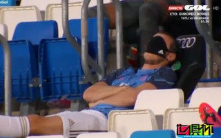 貝爾口罩變眼罩替補席悠閑自在，此舉引皇馬球迷怒罵