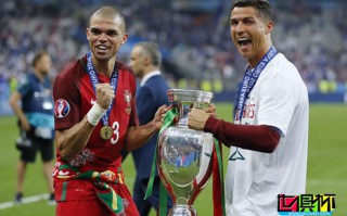 佩佩在接受歐足聯(lián)官網(wǎng)采訪時表示C羅是世界上最好的球員