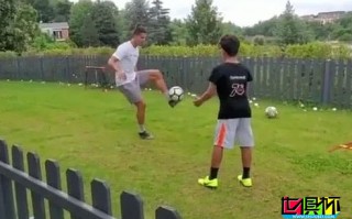 C羅與10歲的兒子一起練習腳法，短短半小時超過400萬人觀看