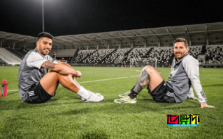 哥倆好！蘇亞雷斯 曬與 梅西 席地而坐的合影