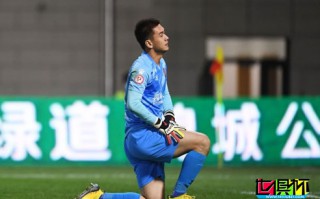 中甲足球火了，成都蓉城門將張一諾將球扔進了自家大門