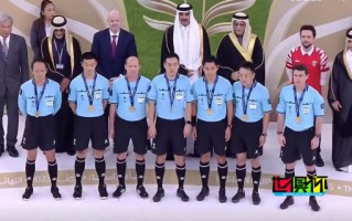 馬寧 率領決賽裁判組領取 亞洲杯 紀念獎牌