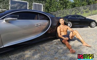 C羅社交平臺更新，背靠豪車秀肌肉 配文：這是你挑的角度