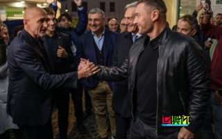 托蒂與斯帕萊蒂相逢一笑泯恩仇！時(shí)隔6年后再次擁抱