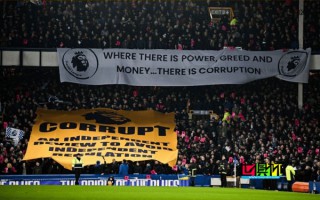 被扣10個(gè)積分，埃弗頓球迷拉橫幅怒斥英超腐敗