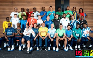 法國隊 曬另類全家福，所有成員身穿啟蒙俱樂部的球衣出鏡