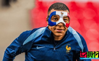 姆巴佩 佩戴 法國(guó) 配色保護(hù)面具進(jìn)行訓(xùn)練