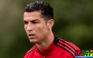 滕哈格 曾要求 C羅 訓練時摘耳環，C羅直接將其扔進灌木叢