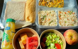 男足乘坐包機抵達卡塔爾多哈，主帥李鐵曬出了隔離餐