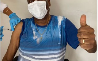 80歲高齡的球王貝利在家中接種了由中國研制的新冠疫苗