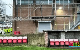 曼聯(lián)訓(xùn)練場被曝破敗不堪，或?qū)⒅瓶ㄋ柺召徛?lián)