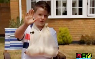 C羅任意球“誤傷”小球迷，賽后贈(zèng)送了一件皇馬全體球員簽名的球衣