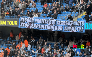 曼城 球迷在主場拉條幅抗議季票漲價