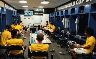 世俱杯 天氣太熱，多特 替補球員回到更衣室看電視直播