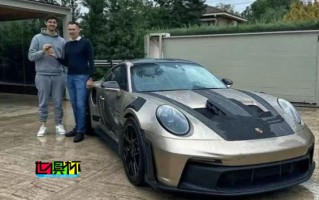 庫爾圖瓦 花35萬英鎊買定制款 保時捷，門上還有他的簽名