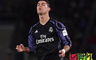 尷尬！C羅罕見一幕 幫對手頭球解圍空門