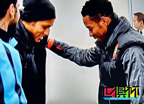 2015世俱杯：內馬爾見偶像羅比尼奧! 開心熱聊+摸頭調侃發型-第1張圖片-世俱杯