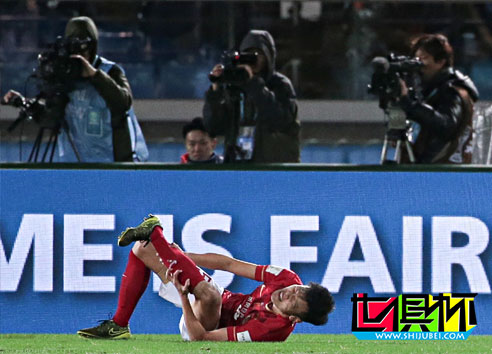 2015世俱杯：慘!鄒正被阿爾維斯撞重傷離場 腳踝扭曲變形-第1張圖片-世俱杯