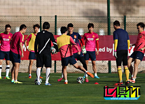 2013世俱杯恒大遭遇訓(xùn)練場(chǎng)迷魂陣 全隊(duì)上下不解組委會(huì)安排-第1張圖片-世俱杯