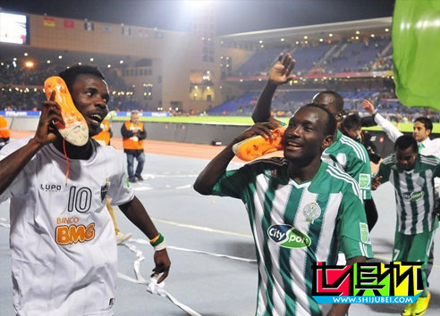 2013年世俱杯小羅輸球也稱王，戰(zhàn)靴慘遭對手哄搶-第2張圖片-世俱杯