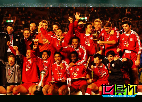 2001年11月27日德國拜仁慕尼黑1比0擊敗阿根廷博卡青年