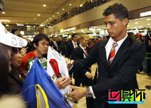 2008年世俱杯，曼聯低調對待追星族 大阪頭號球星拜讀爵爺自傳