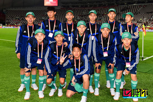 2019世俱杯期間大連青少年享受激動人心的萬達FIFA旗手體驗-第1張圖片-世俱杯 2019世俱杯期間大連青少年享受激動人心的萬達FIFA旗手體驗-第1張圖片-世俱杯