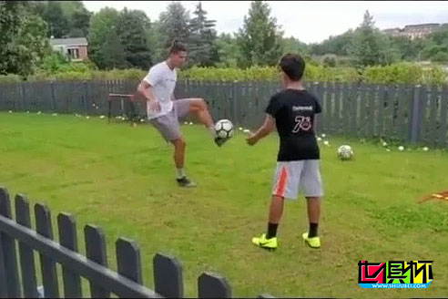 C羅與10歲的兒子一起練習腳法，短短半小時超過400萬人觀看-第1張圖片-世俱杯