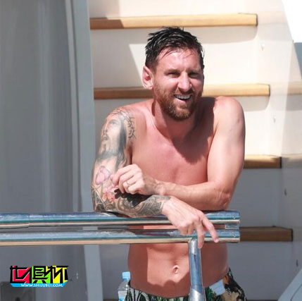 梅西與蘇牙帶家人度假，梅西和安東內(nèi)拉發(fā)了秀恩愛的合影-第3張圖片-世俱杯