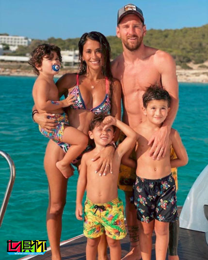 梅西與蘇牙帶家人度假，梅西和安東內(nèi)拉發(fā)了秀恩愛的合影-第5張圖片-世俱杯