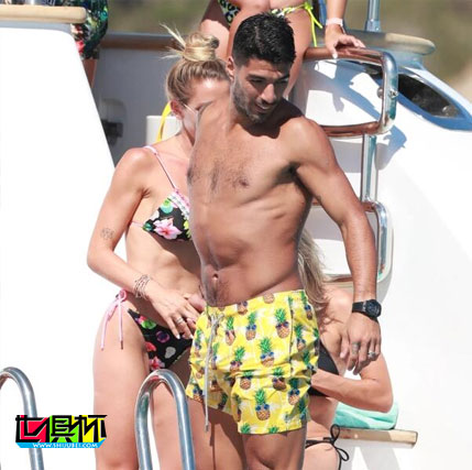 梅西與蘇牙帶家人度假，梅西和安東內(nèi)拉發(fā)了秀恩愛的合影-第6張圖片-世俱杯