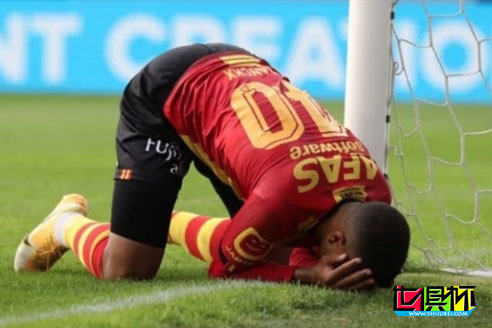 不到一米的空球門居然沒進,將會進入今年搞笑失誤集錦-第1張圖片-世俱杯 不到一米的空球門居然沒進,將會進入今年搞笑失誤集錦-第1張圖片-世俱杯