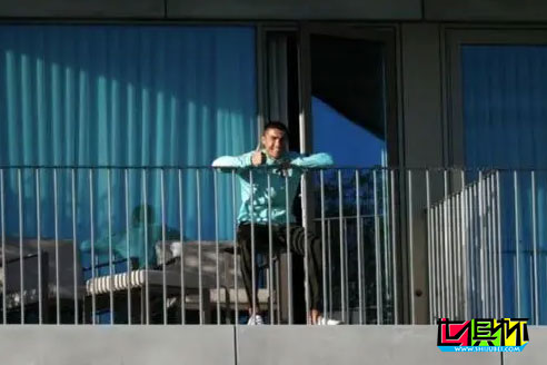 C羅隔離后首次露面，并在陽臺上豎起大拇指表示自己很好-第1張圖片-世俱杯