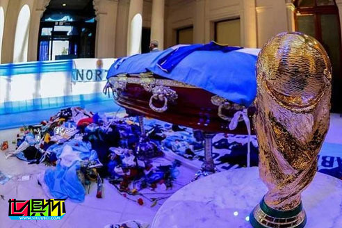 球王馬拉多納今日下葬數萬人送別,最后伴侶送別卻被前妻拒之門外-第2張圖片-世俱杯 球王馬拉多納今日下葬數萬人送別,最后伴侶送別卻被前妻拒之門外-第2張圖片-世俱杯