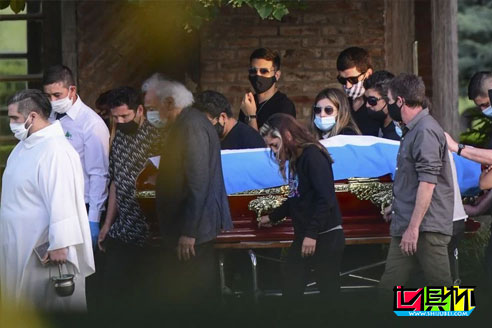 球王馬拉多納今日下葬數萬人送別,最后伴侶送別卻被前妻拒之門外-第4張圖片-世俱杯 球王馬拉多納今日下葬數萬人送別,最后伴侶送別卻被前妻拒之門外-第4張圖片-世俱杯