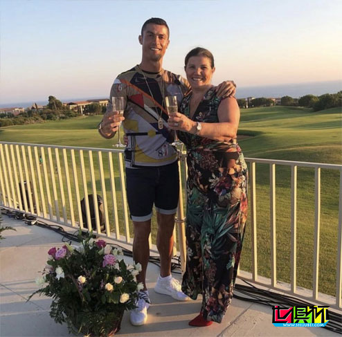 C羅分享溫馨全家福跨年照片,呼吁大家一起努力戰勝新冠-第2張圖片-世俱杯 C羅分享溫馨全家福跨年照片,呼吁大家一起努力戰勝新冠-第2張圖片-世俱杯