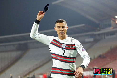 國際足聯認為C羅怒摔隊長袖標是在侮辱足球和FIFA-第1張圖片-世俱杯 國際足聯認為C羅怒摔隊長袖標是在侮辱足球和FIFA-第1張圖片-世俱杯