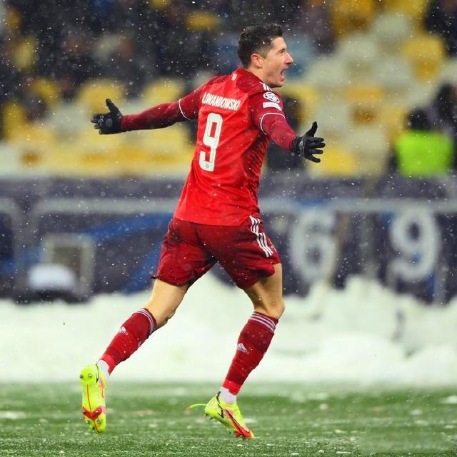 歐冠最新積分榜:曼聯(lián)切爾西提前出線,拜仁或?qū)退_踢出局-第1張圖片-世俱杯 歐冠最新積分榜:曼聯(lián)切爾西提前出線,拜仁或?qū)退_踢出局-第1張圖片-世俱杯