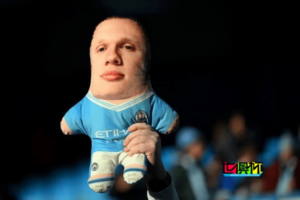 曼城vs利物浦 現(xiàn)場發(fā)現(xiàn)特制哈蘭德玩偶-第1張圖片-世俱杯 曼城vs利物浦 現(xiàn)場發(fā)現(xiàn)特制哈蘭德玩偶-第1張圖片-世俱杯