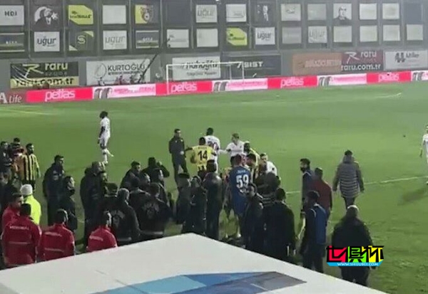 土超 狀況頻生！伊斯坦布爾 球隊主席不滿裁判判決直接帶隊罷賽-第1張圖片-世俱杯