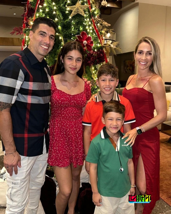 圣誕快樂！蘇亞雷斯 曬五口之家合照-第2張圖片-世俱杯