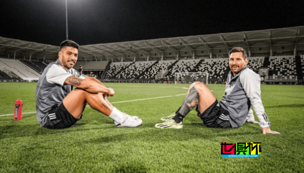 哥倆好！蘇亞雷斯 曬與 梅西 席地而坐的合影-第1張圖片-世俱杯