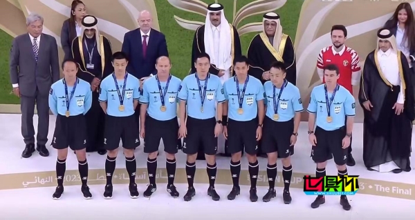 馬寧 率領決賽裁判組領取 亞洲杯 紀念獎牌-第1張圖片-世俱杯 馬寧 率領決賽裁判組領取 亞洲杯 紀念獎牌-第1張圖片-世俱杯