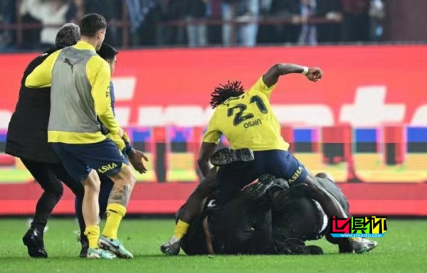 土超 賽場上演百人大混戰(zhàn)-第1張圖片-世俱杯 土超 賽場上演百人大混戰(zhàn)-第1張圖片-世俱杯