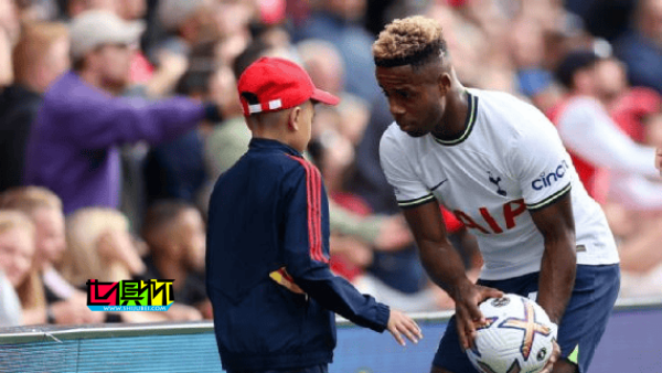 為避免主隊獲得優(yōu)勢，英超規(guī)定球童不許將球拋回給任何球員-第1張圖片-世俱杯