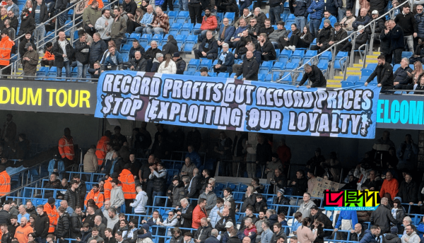 曼城 球迷在主場拉條幅抗議季票漲價-第1張圖片-世俱杯 曼城 球迷在主場拉條幅抗議季票漲價-第1張圖片-世俱杯