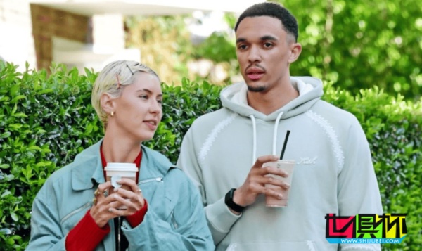 利物浦 球員阿諾德 同演員 裘德-洛 的模特女兒約會，女方是時尚界寵兒-第1張圖片-世俱杯