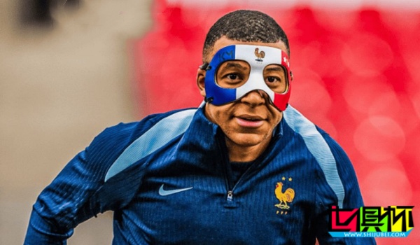 姆巴佩 佩戴 法國 配色保護面具進行訓練-第1張圖片-世俱杯 姆巴佩 佩戴 法國 配色保護面具進行訓練-第1張圖片-世俱杯