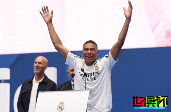 姆巴佩 亮相 伯納烏，模仿 C羅 高舉雙臂喊話全場8萬 皇馬 球迷-第2張圖片-世俱杯