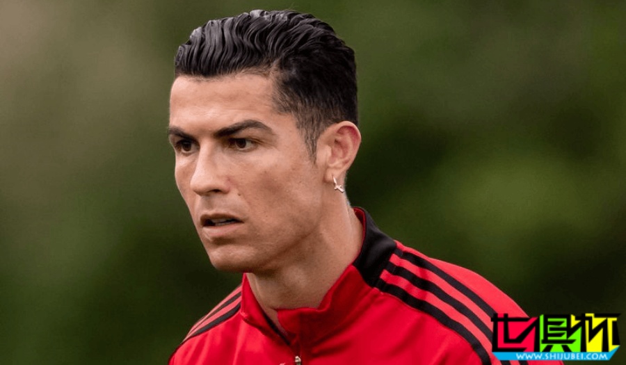 滕哈格 曾要求 C羅 訓練時摘耳環(huán)，C羅直接將其扔進灌木叢-第1張圖片-世俱杯
